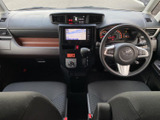 中央の画面には地図が表示され、運転席からも視線を移しやすい位置にあります。周囲に各種スイッチがまとまり、走行中も必要な情報や操作箇所を確認しやすい配置です。