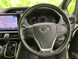 握りやすいステアリングは、運転の操作性を高めます。快適なドライビング体験をサポートします。