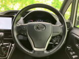 握りやすいステアリングは、運転の楽しさを高めます。操作性にも優れ、スムーズなハンドリングを実現。運転姿勢も自然です。