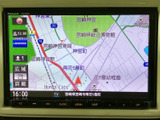 高精細な地図表示で、目的地までスムーズに案内してくれます。 周辺情報も充実しているので、お出かけの計画も立てやすくなっています。