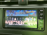 停車時には画面でテレビ番組を視聴でき、待ち時間を過ごす際にも活用できます。映像と字幕が表示されるため内容を確認しやすく、車内でのひとときを便利にサポートする装備です。