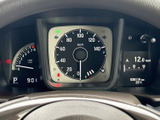 速度計を中心に必要な情報がまとまり、運転中も目線の移動を抑えて確認しやすい配置です。表示が整理されており、車両の状況を把握しやすい実用的な装備です。