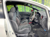 運転席まわりには十分なスペースがあり、大柄な方でもゆったり運転していただける環境です。