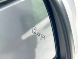 【ブラインドスポットモニター】走行中、ドアミラーの死角になりやすい箇所に後続車が接近するとサイドミラーのレンズに警告を表示!ドライバーに注意喚起をしてくれます。