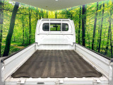 積み下ろしのしやすいデッキにはたっぷりと荷物を積み込んでいただけます。遊びから仕事まで、様々なシーンで頼れます♪