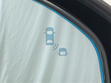 ★ブラインドスポットインフォメーション★走行中、斜め後ろに車両が存在すると、その方向のドアミラー上のマークが点灯。さらにその方向にウインカーを操作すると、マークの点滅と警報音で注意を促します