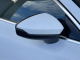 ●アウディサイドアシスト『後方の死角を並走する車両を検知しドアミラーの内側のLEDが点灯。ドライバーに注意を促し事故を未然に防ぐシステムです。』