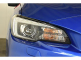 LEDヘッドランプは白色または青白い光を放ちます。夜間でも遠くまで見通しが良くなり、道路標識や歩行者をより早く認識できます。
