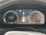 速度や各種車両情報がまとまって表示され、走行前後に必要な情報を確認しやすいメーターまわりです。中央には車両の状態表示もあり、視線を大きく動かさずに把握できます。