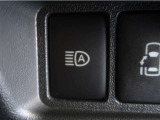 オートマチックハイビームとは、先行車や対向車のライトを認識し、ハイビームとロービームを自動で切り替える機能です。夜道の視界を確保します。詳細は販売店スタッフまでお尋ね下さい。