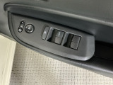 運転席のスイッチで全てのウィンドウの開閉操作を行うことができます。ロックボタンをONにしておくと、運転席以外のウィンドウは作動しないのでお子様を乗せているときなども安心ですね♪
