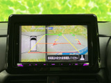 後方の映像に加えて車両周辺の表示も確認でき、駐車時の周囲確認をサポートします。画面のガイドを目安にしながら、車庫入れや切り返しを落ち着いて行えます。