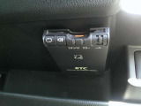 運転席から手の届く位置に ETC車載器付いております。高速道路の料金所もスムーズに通過できますよ♪