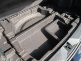洗車道具などの小物の収納に便利なサブトランク