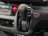 インパネシフトだから視線の移動も少なく足元もスッキリ♪運転席もゆったりしているのでゆとりを持ってドライブできますね!