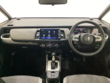 車内は光触媒抗菌消臭施工済です。インパネ周りはスタイリッシュなデザインで機能や装備も充実しています。グローブボックスやカップホルダーのほかにトレーなどたくさんの収納スペースが付いています。