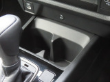 【ドリンクホルダー(フロント)】フロント中央にはドリンクホルダーが二口配置されています。運転席、助手席のどちらからでもサッと取りやすい位置に配置されているのでドライブ中の水分補給もスムーズです♪