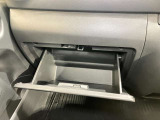 【グローブボックス】容器がせり出してくるバケットタイプ!一目で中身を把握でき、取り出しやすさにも優れます!