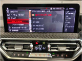 【ドライバーコックピット】人間工学に基づきドライバー中心にすべての操作パネルを設計。ドライバーが直感的に操作できる様にドライバー側にわずかに傾斜。常に運転に最適な姿勢/視線を保つ事が出来ます!