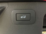 【パワーテールゲート】ボタン操作でテールゲートが開閉です。両手が荷物で塞がっていても、スムーズに開閉を行えます。