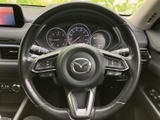 手元に複数のスイッチを備え、運転姿勢を大きく変えずに各種機能へアクセスしやすい構成です。メーターとの位置関係も見渡しやすく、日常の運転をサポートします。