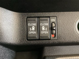 リアドアは乗り降りに便利な両側電動スライドドアです。また運転席に座っていながらスイッチ操作で自在にスライドドアを開け閉めできます。
