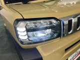 白く明るい光で夜間走行をサポートするLEDヘッドランプを搭載