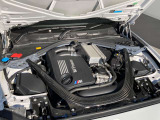 M3/M4にも採用されたS55型エンジンを搭載。3.0L直列6気筒にツインターボを組み合わせ、アクセル操作に対して力強く応えるパワーフィールを実現しています。