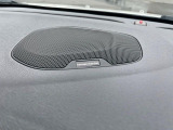 【harman kardon】ハーマンカードンのHi-Fiスペシャリストと共に、モデル別に開発・設計された専用チューニングが臨場感溢れる音響空間を実現しています。