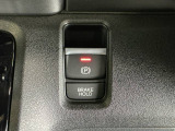 パーキングブレーキはスマートな電子制御式と合わせて渋滞時等にブレーキペダルから足を離しても停車状態を保持してくれるオートブレーキホールド機能で運転が楽になります。スタートはアクセルペダルを踏むだけ