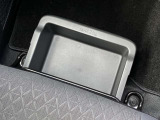 助手席のシート下には便利なスライド式の収納も。運転用の替え靴や、車内に常備したい子ども用品、着がえた服などを収納できます。