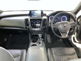 運転席周りのレイアウトをご覧ください。ナビゲーションが綺麗に装着されすっきり収まってますね!