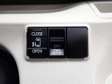 片側電動スライドドアのスイッチ付です。車内からもスイッチひとつで楽にドアの開閉が可能です。電動なので開閉時に力を使う必要がなく、半ドアになることもありません!