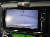 駐車が苦手な方でも安心のバックモニター搭載。 後方の映像をクリアに表示し、車庫入れや縦列駐車をしっかりサポート。毎日の運転がぐっとラクになります。