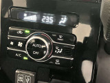 エアコンはオートエアコン付きになります。お好みの温度設定にすれば車内の温度を検知し自動で調整してくれます。暑い日は寒い日は特にオススメです♪