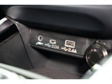 小物の収納に便利なセンタートレイには携帯等のデバイスの充電可能なUSB出力電源付です。