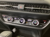 【左右独立オートエアコン】左右席で独立温度コントロールが可能です。運転席はキンキンに冷やして助手席はマイルドにと言った設定が可能です☆暑さ寒さでケンカすることもなくなりますね♪
