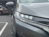 LEDヘッドライトはハロゲンランプの約2倍の光量で明るく遠くを照らし、夜間走行時の視認性を高めます。さらに長寿命や省電力、スタイリッシュな印象も際立たせます。