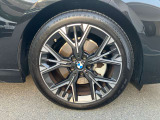 【BMWアロイホイール】軽量かつ強度に拘ったアロイホイール。走行性能ポテンシャルを引き出す設計。タイヤのサイドウォールが強化されたランフラットタイヤは、パンク時にタイヤがつぶれてもリムから外れません。