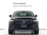 ボルボXC40は、よりスマートに、より大胆に生まれ変わりました。刷新されたフロントフェイス、先鋭的な躍動感を感じさせるスタイリング。SUVの姿を体現するプロポーションは力強さに溢れた佇まいを見せます。