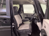 運転席は、大きな座面と包み込むような背もたれがドライバーの身体全体をしっかり支えます。上質なシート素材と座り心地のよいクッションを採用し、長時間の運転やコーナーの多い道も快適です。