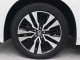専用18インチアルミホイール(切削光輝+ブラック塗装)が装着されています。タイヤサイズ235/50R18