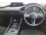 【運転席インテリアデザイン】左右対称のインテリアデザインでドライバーを包み込み運転に集中できるように設計されています。