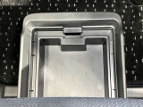 助手席アンダーボックスは運転用の替え靴や、車内に常備しておきたい子供用品、着替えた服などが収納できて便利です。女性に嬉しい収納スペースです