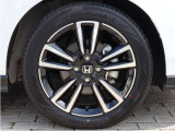タイヤサイズは、185/55R16です。高品質でデザインにも優れているRS専用アルミホイールが装備され、スポーティーな雰囲気を演出しています。