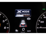 X-MODEは路面に応じてモードを選択するだけで4輪の駆動力やブレーキなどを最適にコントロール。悪路からのスムーズな脱出をサポートします。