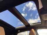 天井部から車内に自然光を取り込み、開放的な室内空間をもたらす大型パノラマサンルーフです。車内の換気にも役立つほか、後席の同乗者も広々とした頭上視界を楽しめるため、ドライブ時の快適性を高めてくれます。