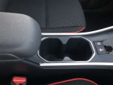 運転席用・助手席用と2つのカップホルダーを装備しています。ドリンクだけでなく、色々な小物の置き場所としても大変便利です。