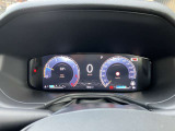 車の状態を示す重要なデータをデジタル表示し、ドライバーは真正面で確認できます。ディスプレイは、カスタマイズできます。