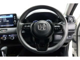 運転中もハンドルでの操作が可能です。特に高速道路等の目が離せない運転時には、便利さだけでなく、安全性も兼ね備えております。